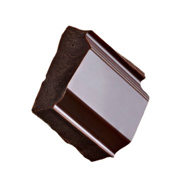 Beyaz arkaplana düşen çikolata parçalarını kapat