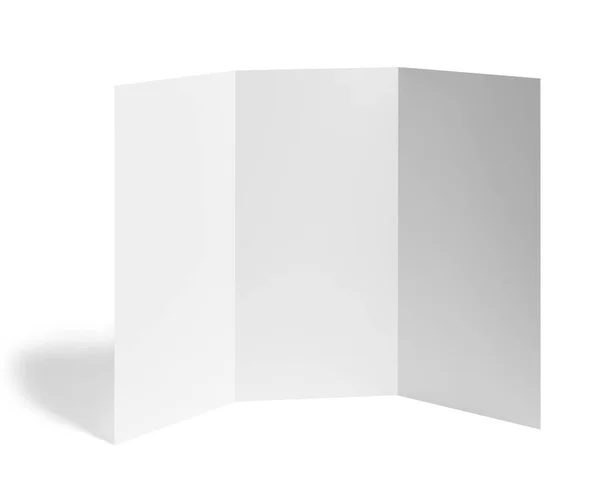 Primer Plano Folleto Plegado Blanco Papel Blanco Sobre Fondo Blanco — Foto de Stock