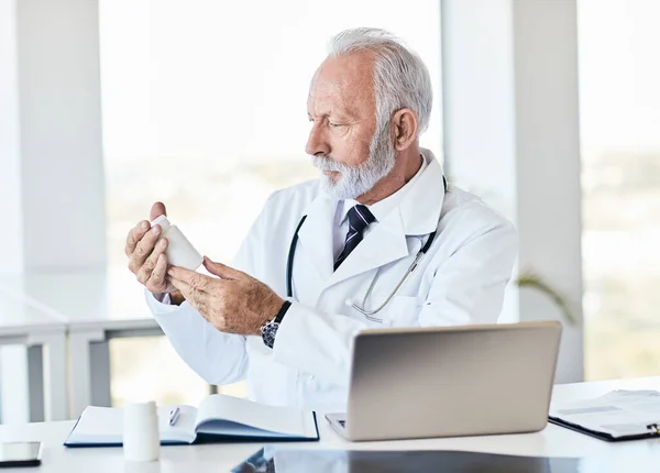 Retrato Médico Último Año Que Lleva Bordo Medicamento Hospital — Foto de Stock