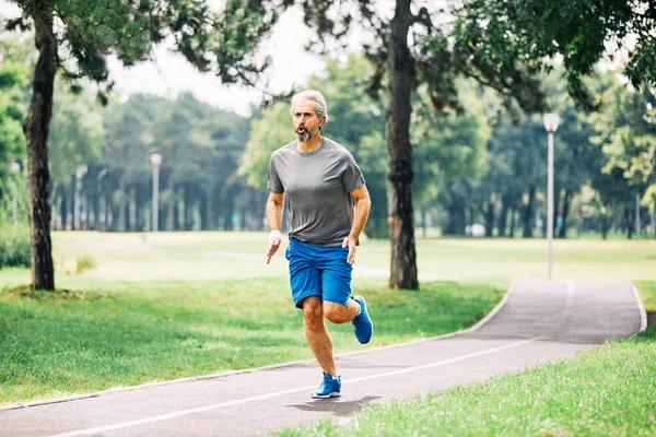 Portret Van Een Senior Die Buiten Traint Rent — Stockfoto