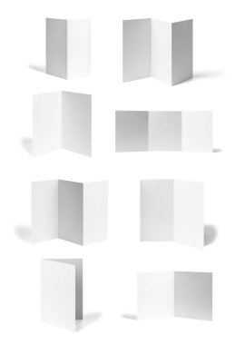 çeşitli boş broşür koleksiyonu ya da beyaz arkaplan üzerine bir masaüstü takvimi beyaz kağıt. Her biri ayrı ayrı çekiliyor.