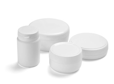 Beyaz bir güzellik kremi kabını ve beyaz arka plandaki tüpü kapat.