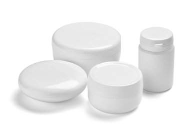 Beyaz bir güzellik kremi kabını ve beyaz arka plandaki tüpü kapat.