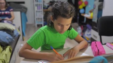 küçük kız kızı ev ödevi eğitim ders okul yapmak. ağır çekim video. yaşam tarzı hazırlık, okul için. küçük kız çalışma ile bir kitap. Okul kids Aile kavramı eğitim