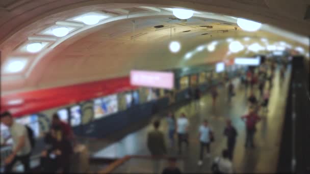La gente agita el metro subterráneo. Gente borrosa en la plataforma del metro saliendo del tren. Desenfoque de la multitud de personas en la hora punta del tren. metro subterráneo concepto estilo de vida — Vídeos de Stock