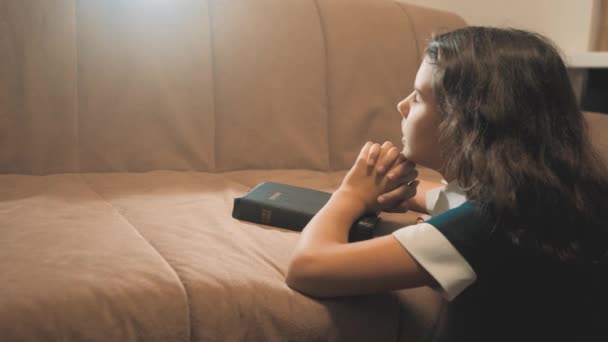 Μικρό κορίτσι προσεύχεται μέσα στη νύχτα. Μικρό κορίτσι χέρι προσεύχεται. μικρό κορίτσι Αγία Γραφή προσεύχεται με lifestyle Αγία Γραφή στα χέρια της. ο Καθολικισμός ιερή Αγία Γραφή. παιδιά και θρησκεία ανατροφή πίστη — Αρχείο Βίντεο