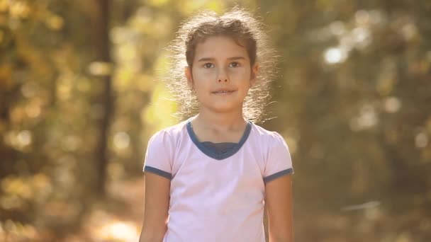 黄色の秋の森の少女。美しい日光。少女歩く森林自然生活風景の秋。自然概念の子供たち — ストック動画