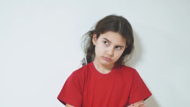 Niña triste y deprimida parada junto a la pared. niña niños emociones tristes. estilo de vida niña experimentando concepto de sufrimiento — Vídeos de Stock