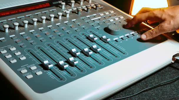 Blanda musik audio Concept Studio. musik, teknik personer och utrustning koncept - lycklig man på mixerbord i ljud inspelningsstudio. Remote MIDI-kontroll yta livsstil — Stockvideo