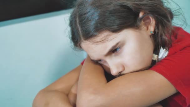 Niña triste y deprimida se sienta triste en la cama violencia doméstica. niña niños emociones tristes. niña experimentando estilo de vida sufrimiento concepto — Vídeos de Stock