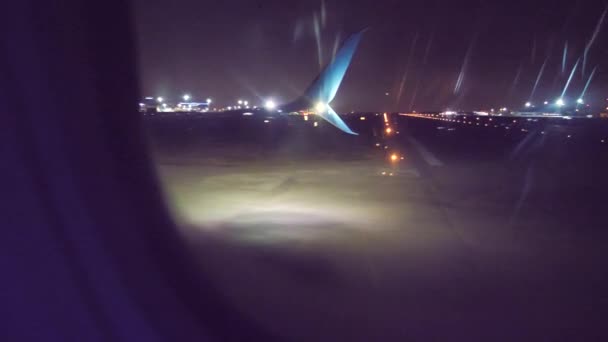 přistávacích letadel na letišti. Letecká koncepce letounu vzletu. letadlo odlétá v noci na letišti. přistání v letadle. zobrazení z okna plochy, na které je vidět