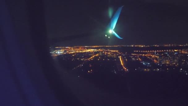 shora uvedené zobrazení nočního města. Letecká koncepce letounu vzletu. letadlo odlétá v noci na letišti. rovinou životního stylu přistání. zobrazení z okna plochy, na které je vidět