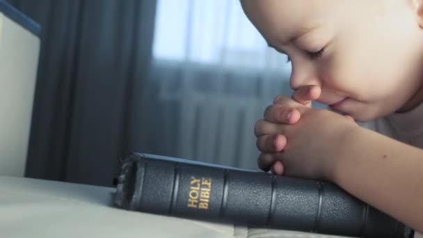 Menino Rezando Biblia Religiao Conceito Livro Santo Biblia Menino Reza Em Casa No Estilo De Vida Da Noite Pela Cama Na Biblia Video De Stock C Maxximmm1 381263132