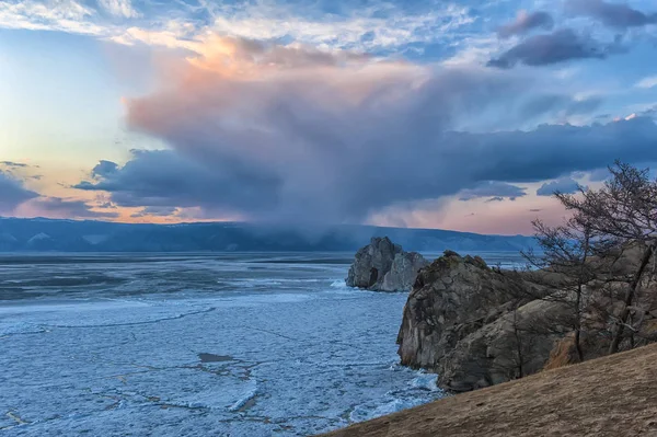 Felsschamanka Bei Sonnenuntergang Und Eis Auf Dem Baikalsee Mai — Stockfoto