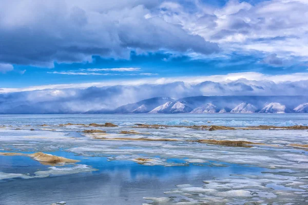 Schmelzen Mai Auf Baikaleis Und Wolken — Stockfoto