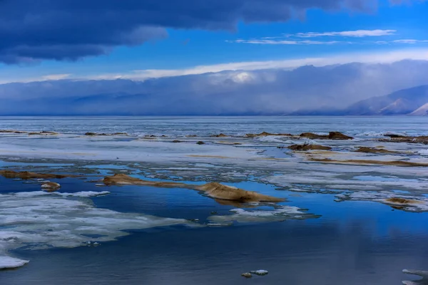 融化在5月的贝加尔湖冰和云 — 图库照片