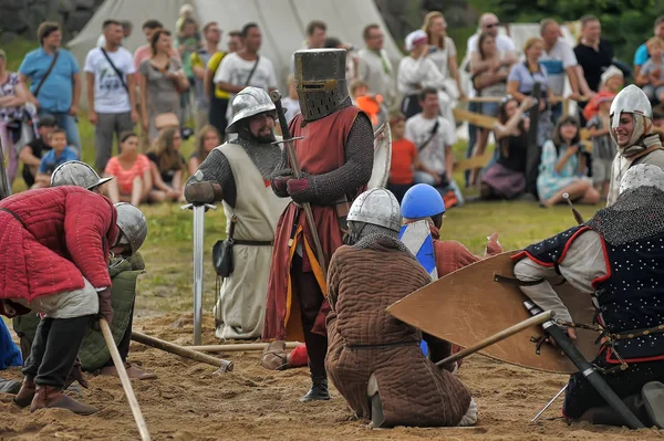 ロシア サンクトペテルブルグ 中世文化 ヴィボルグ雷 2014 オープン祭 盾と槍を持つ中世の戦い — ストック写真