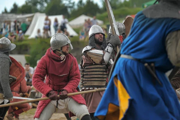 Otwarcie festiwalu kultury średniowiecza "Vyborg Thunder". Średniowieczne bat — Zdjęcie stockowe