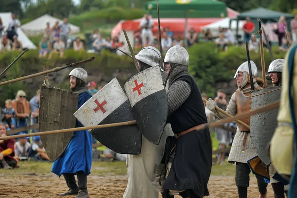 Open Festival van de middeleeuwse cultuur "Vyborg Thunder". Middeleeuwse vleermuis — Stockfoto