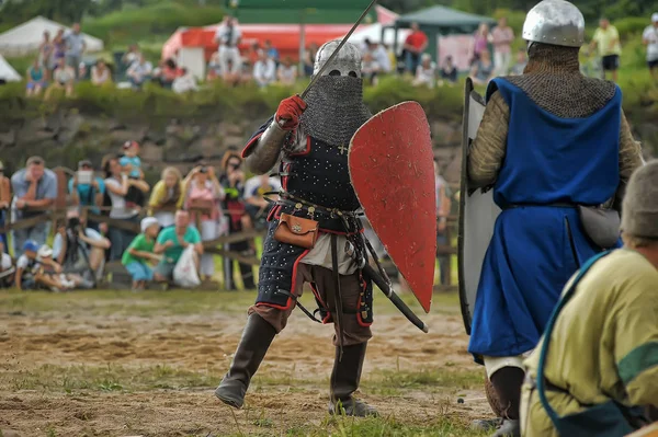 Open Festival van de middeleeuwse cultuur "Vyborg Thunder". Middeleeuwse vleermuis — Stockfoto