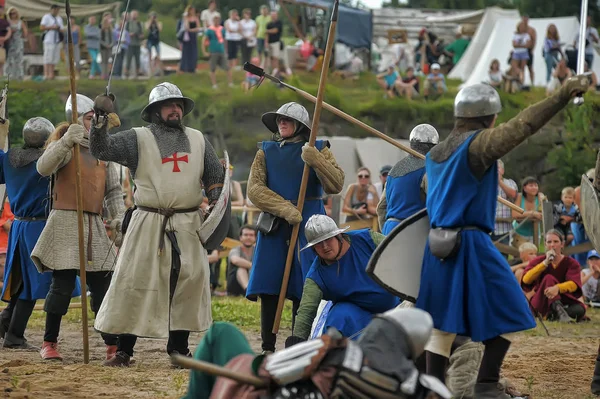 ロシア サンクトペテルブルグ 中世文化 ヴィボルグ雷 2014 オープン祭 盾と槍を持つ中世の戦い — ストック写真