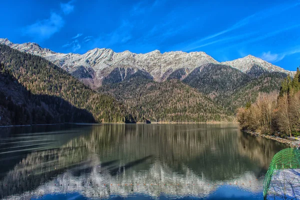 Jezioro Ritz Abchazji Zimie — Zdjęcie stockowe