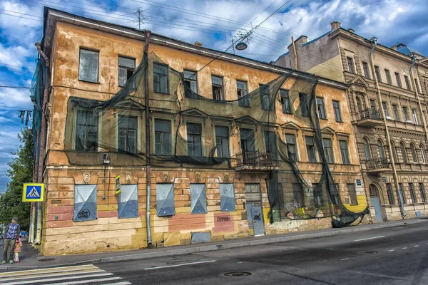 Russia Petersburg 2017 Renovated House Capital Repairs Tightened Building Mesh — Stock Photo, Image