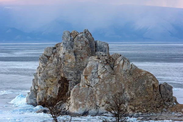 贝加尔湖湖 Shamanka 岩石和冰 — 图库照片