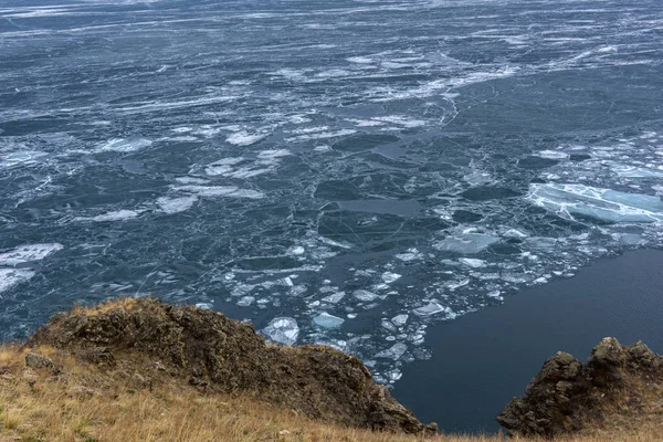 Olkhon 海岛在早期的可能 岩石和冰湖贝加尔湖 — 图库照片