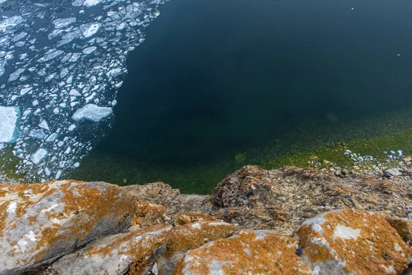 Olkhon 海岛在早期的可能 岩石和冰湖贝加尔湖 — 图库照片