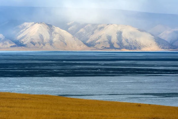 月のバイカル湖氷のドリフト モンゴルへの島の青い海に白い氷の動き — ストック写真