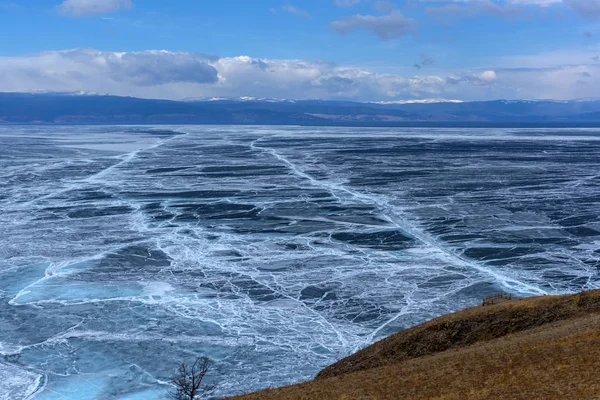贝加尔湖在梅冰漂流 Olkhon 岛与蓝水白冰运动 — 图库照片