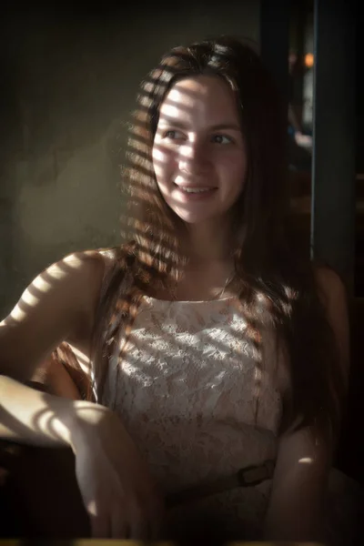 Красивая Улыбающаяся Девочка Подросток Полосы Солнечного Света — стоковое фото