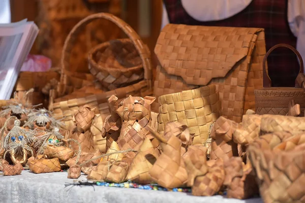 Huş Kabuğu Yapılan Sanatları Huş Kabuğu Dükkanda Kupalar Bir Kapak — Stok fotoğraf