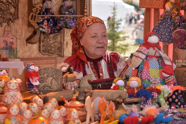 Russia San Pietroburgo 2018 Una Donna Anziana Abiti Nazionali Slavi — Foto Stock