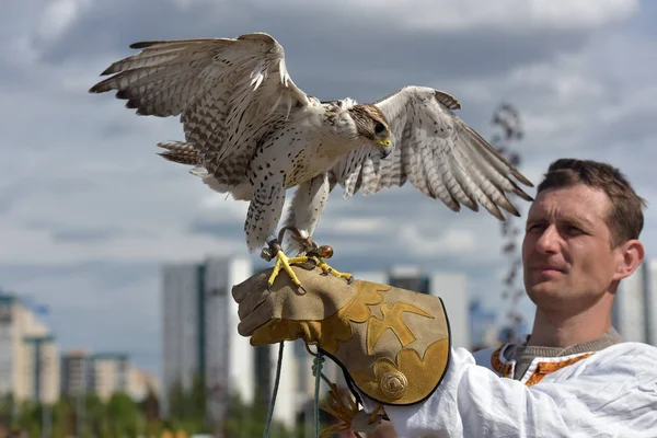 俄罗斯 圣彼得堡 10062018 一个男子与猎鹰在他的手在斯拉夫文化节的斯拉夫民族服装 定时庆祝俄罗斯的一天 — 图库照片