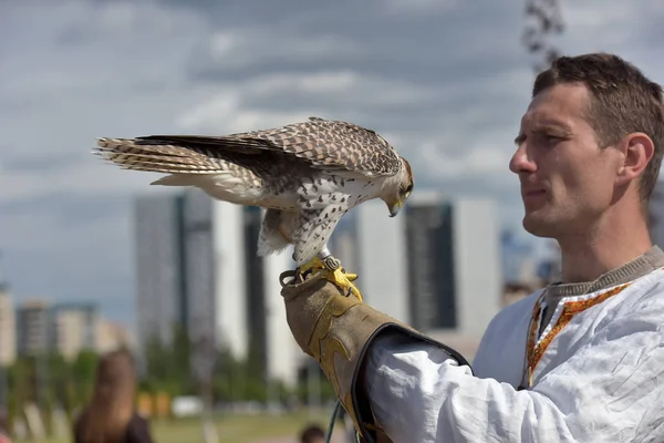 Russia San Pietroburgo 2018 Uomo Con Falco Sulla Mano Abiti — Foto Stock