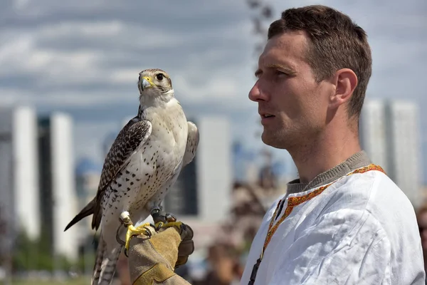 Russia San Pietroburgo 2018 Uomo Con Falco Sulla Mano Abiti — Foto Stock