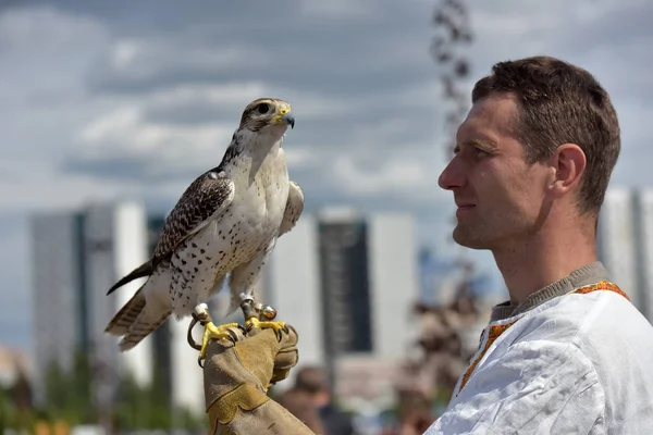 Russia San Pietroburgo 2018 Uomo Con Falco Sulla Mano Abiti — Foto Stock