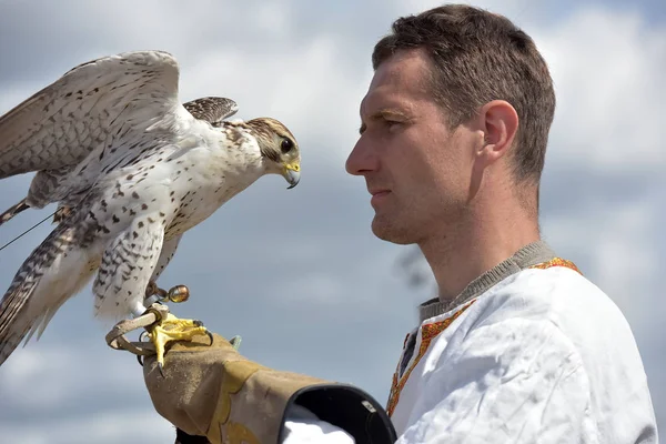 Russia San Pietroburgo 2018 Uomo Con Falco Sulla Mano Abiti — Foto Stock