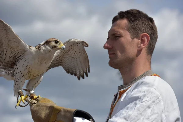 Russia San Pietroburgo 2018 Uomo Con Falco Sulla Mano Abiti — Foto Stock