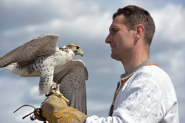 Russia San Pietroburgo 2018 Uomo Con Falco Sulla Mano Abiti — Foto Stock