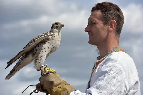 Russia San Pietroburgo 2018 Uomo Con Falco Sulla Mano Abiti — Foto Stock