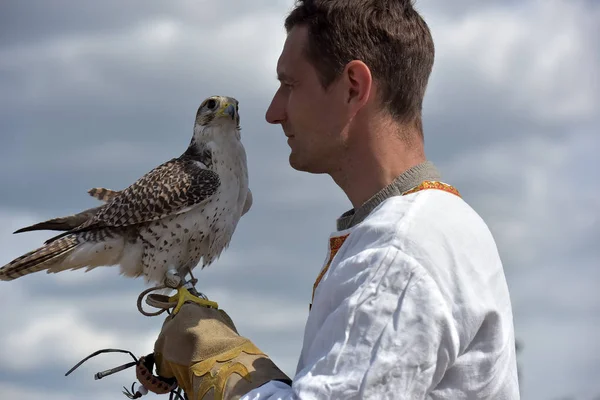 Russia San Pietroburgo 2018 Uomo Con Falco Sulla Mano Abiti — Foto Stock