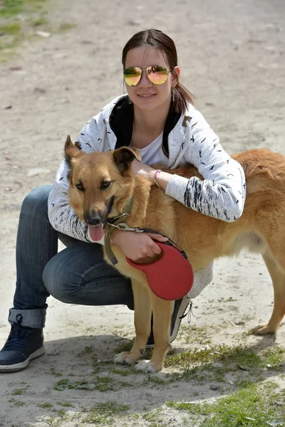 Девушка Красной Собакой Дворняжкой — стоковое фото