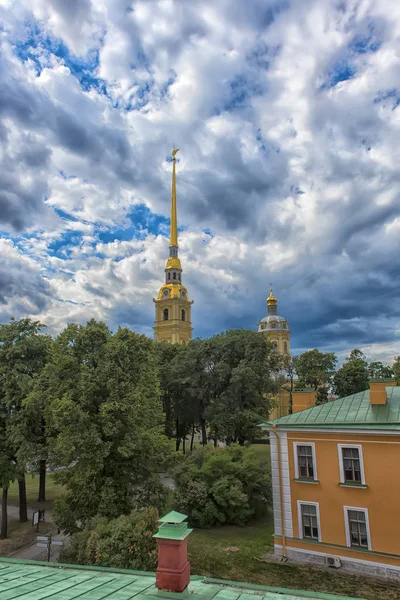 San Petersburgo Rusia 2018 Pedro Pablo Fortaleza Cielo Con Nubes —  Fotos de Stock