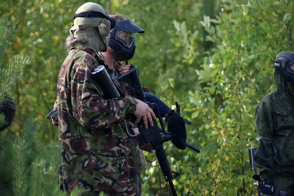 Pietari Venäjä 2017 Ulkoilmapaintball Turnaus Kesän Lopussa Luonnossa Ihmiset Naamioituneina — kuvapankkivalokuva