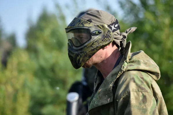 Pietari Venäjä 2017 Ulkoilmapaintball Turnaus Kesän Lopussa Luonnossa Ihmiset Naamioituneina — kuvapankkivalokuva