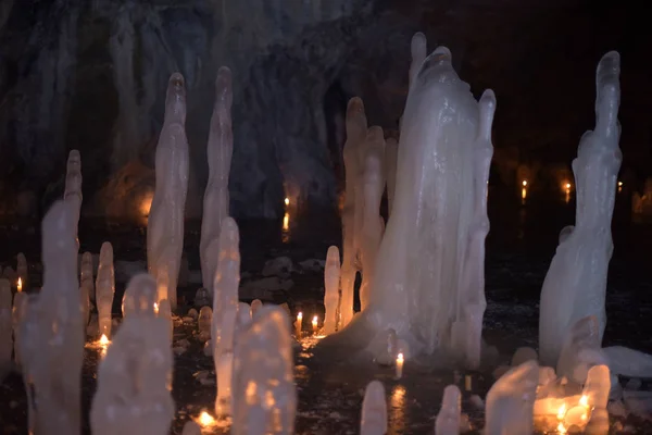 Stalagmity Lodu Oświetlony Świecami Jaskini Zimie — Zdjęcie stockowe