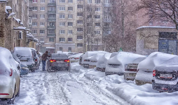 圣彼得堡 俄罗斯 2016 雪后在城市的雪街下停放汽车 — 图库照片